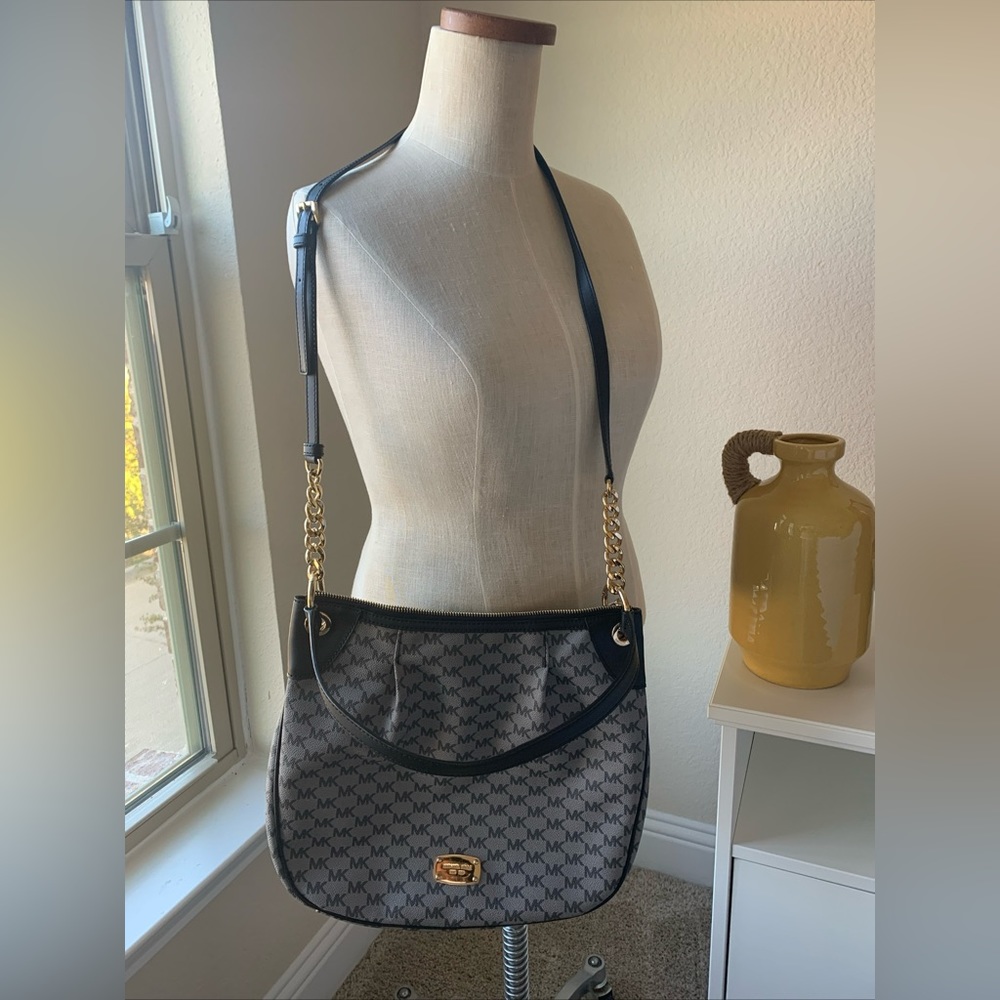 EUC MICHAEL KORS Jet Set Item Signature LG Convertible Shoulder Bag Black